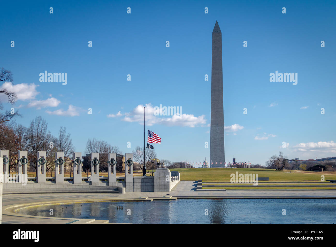 Il Memoriale della Seconda Guerra Mondiale e il Monumento a Washington - WASHINGTON, STATI UNITI D'AMERICA Foto Stock