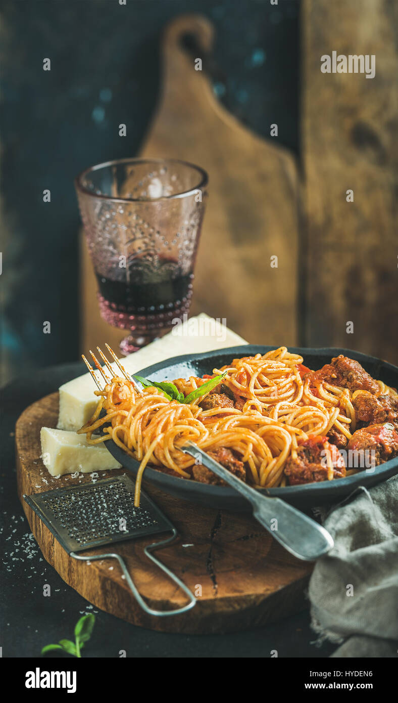 La pasta italiana La cena con spaghetti, polpette di carne e vino rosso Foto Stock