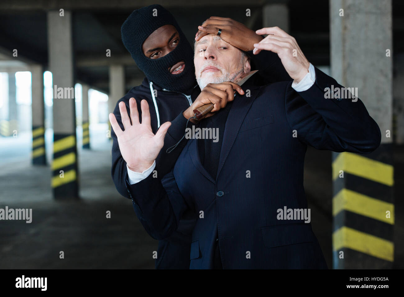 Aggressivo criminale spietato uccidere un uomo Foto Stock