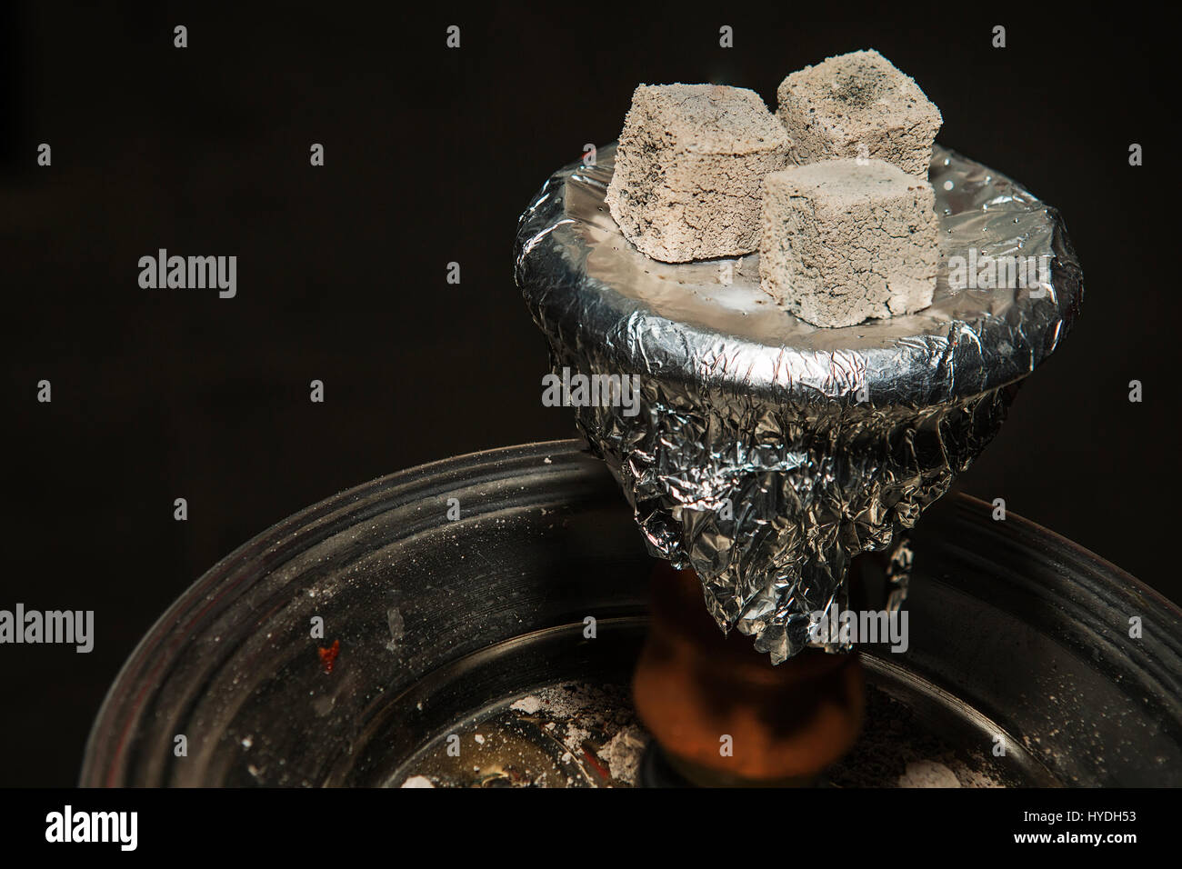 Brucia carbone sul narghilè. Foto Stock