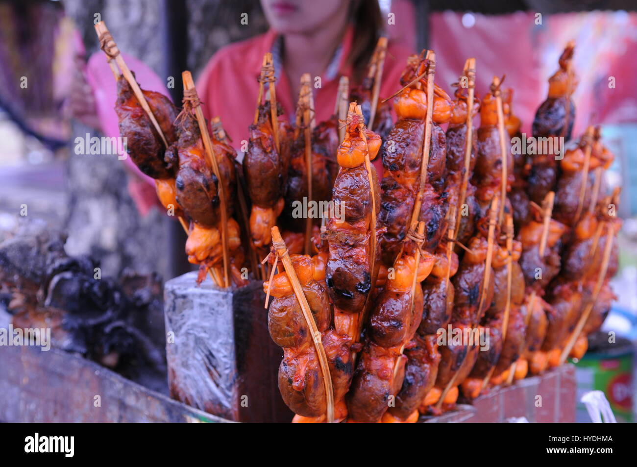 Barbeque rane in vendita su Hwy 2, in prossimità del bivio per Phnom Tamao Wildlife Rescue Center, provincia di Takeo, Cambogia. Credito: Kraig Lieb Foto Stock