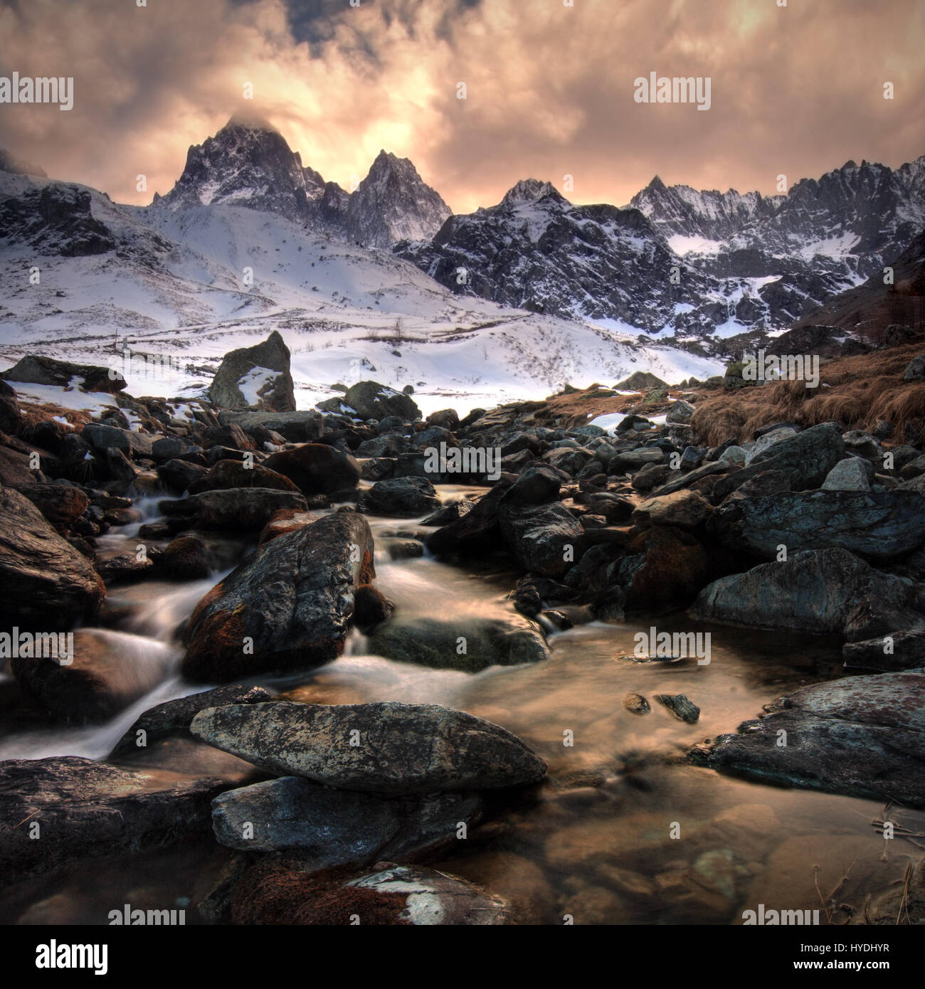 Inizio della primavera a Pian del Re, un altopiano delle Alpi Occidentali famoso per con le sorgenti del Po, il più lungo fiume italiano. La piramide torreggianti Foto Stock