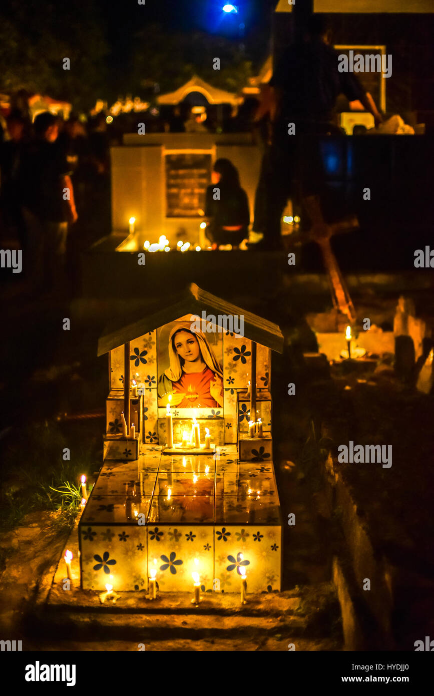 Cimitero Cattolico illuminato da candele di notte. Foto Stock