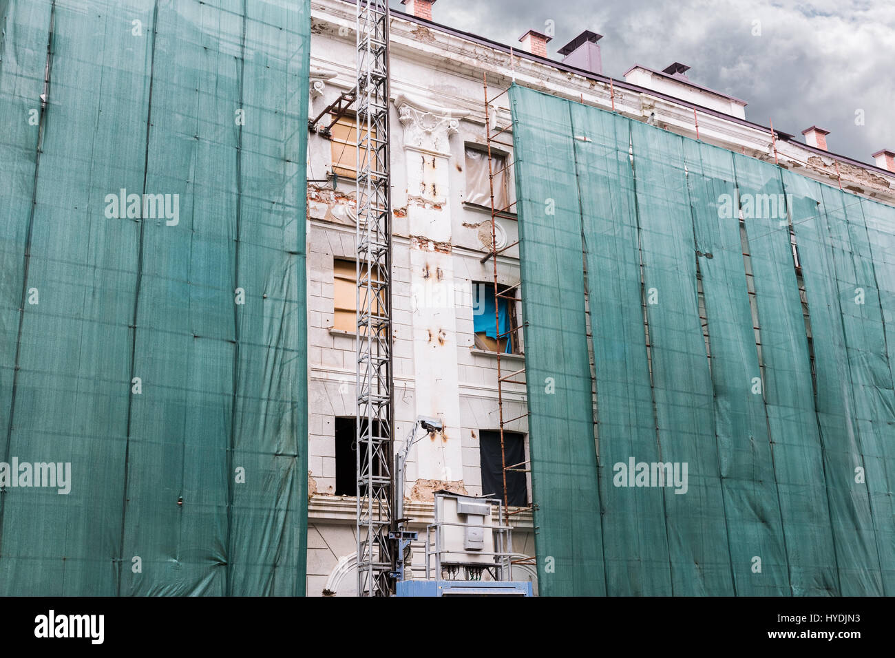 Urban Apartment edificio avvolto nel panno verde durante la ricostruzione Foto Stock