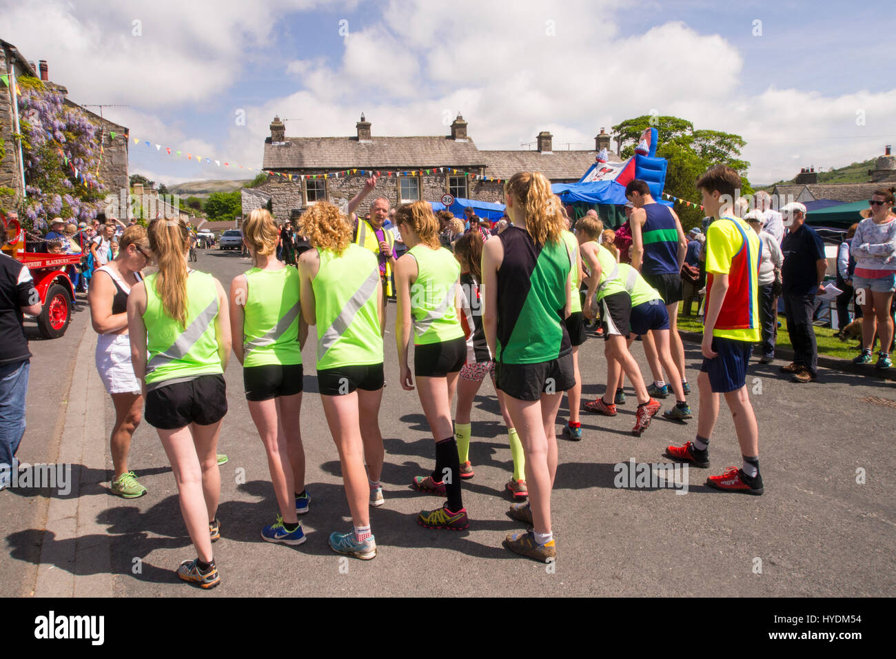 L'inizio della junior è sceso in gara il cuculo annuale Festival in Austwick, Yorkshire Dales, UK. Foto Stock