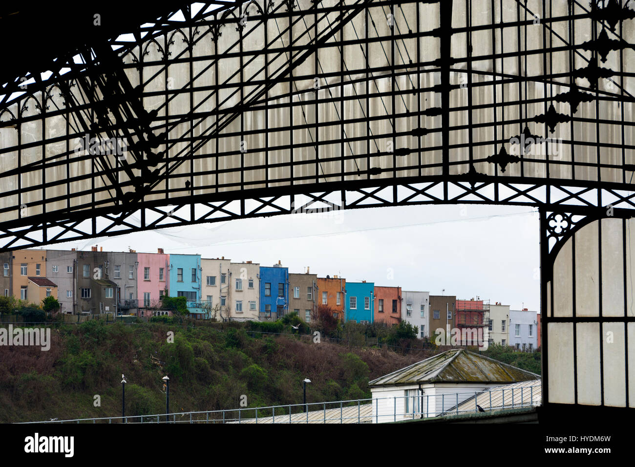 Case colorate in Totterdown da Temple Meads stazione ferroviaria, Bristol, Regno Unito Foto Stock