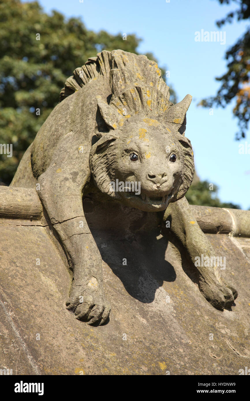 Cardiff, Galles, NEL REGNO UNITO , 14 settembre 2016 : Iena scultura dall'animale parete del Castello di Cardiff in Castle Street Foto Stock