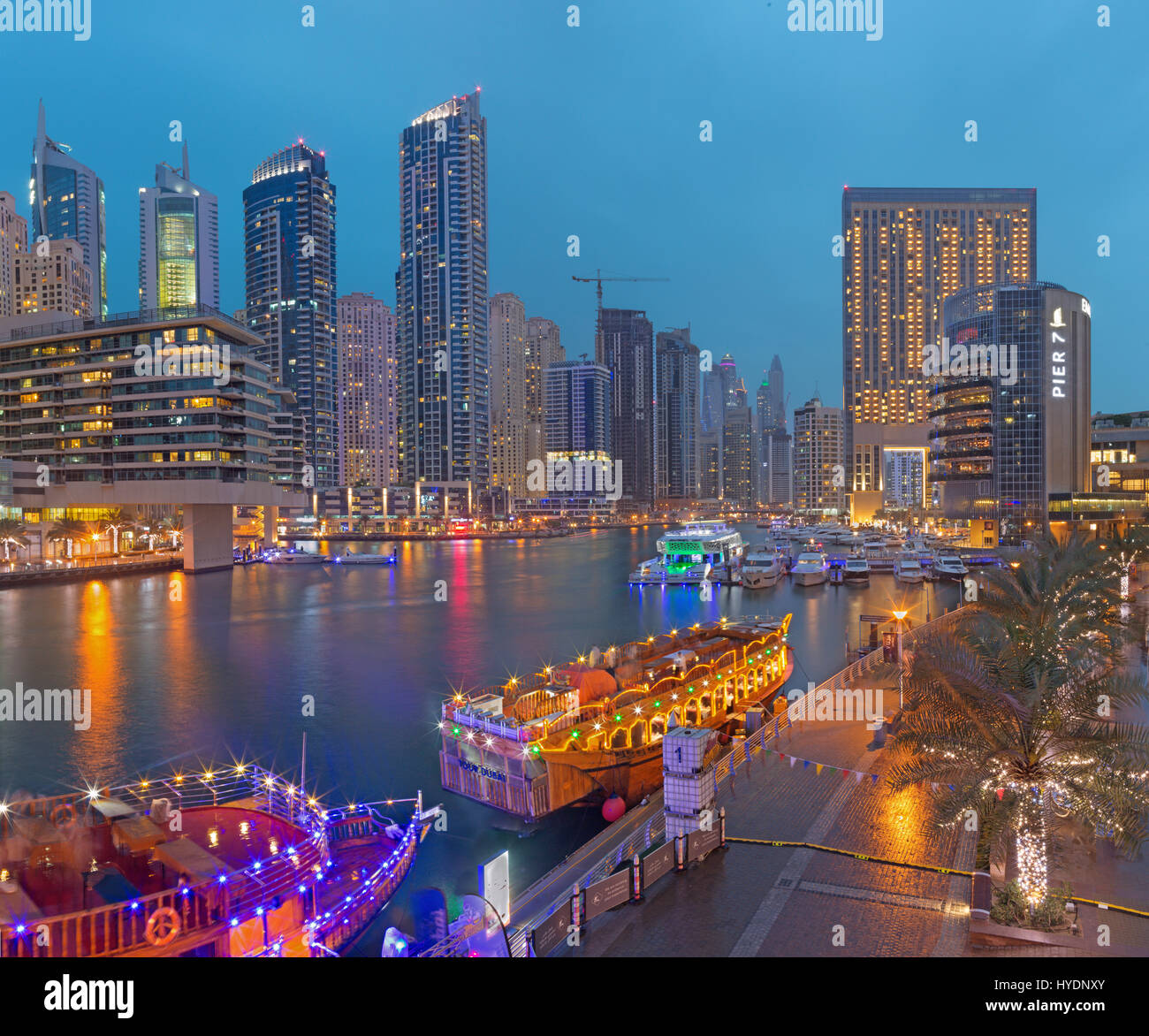 DUBAI, Emirati Arabi Uniti - 25 Marzo 2017: La sera del lungomare di Marina. Foto Stock