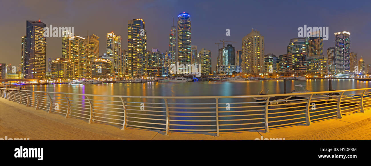 DUBAI, Emirati Arabi Uniti - 26 Marzo 2017: la sera panorama di Marina. Foto Stock