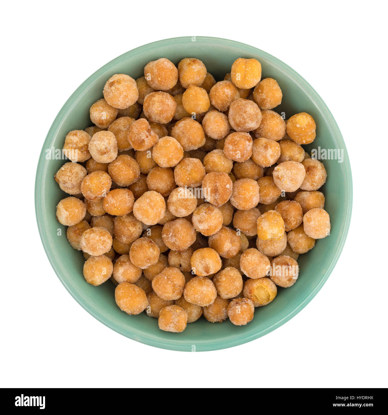 Vista dall'alto di una porzione di arrosto al miele ceci in un piccolo recipiente isolato su uno sfondo bianco. Foto Stock