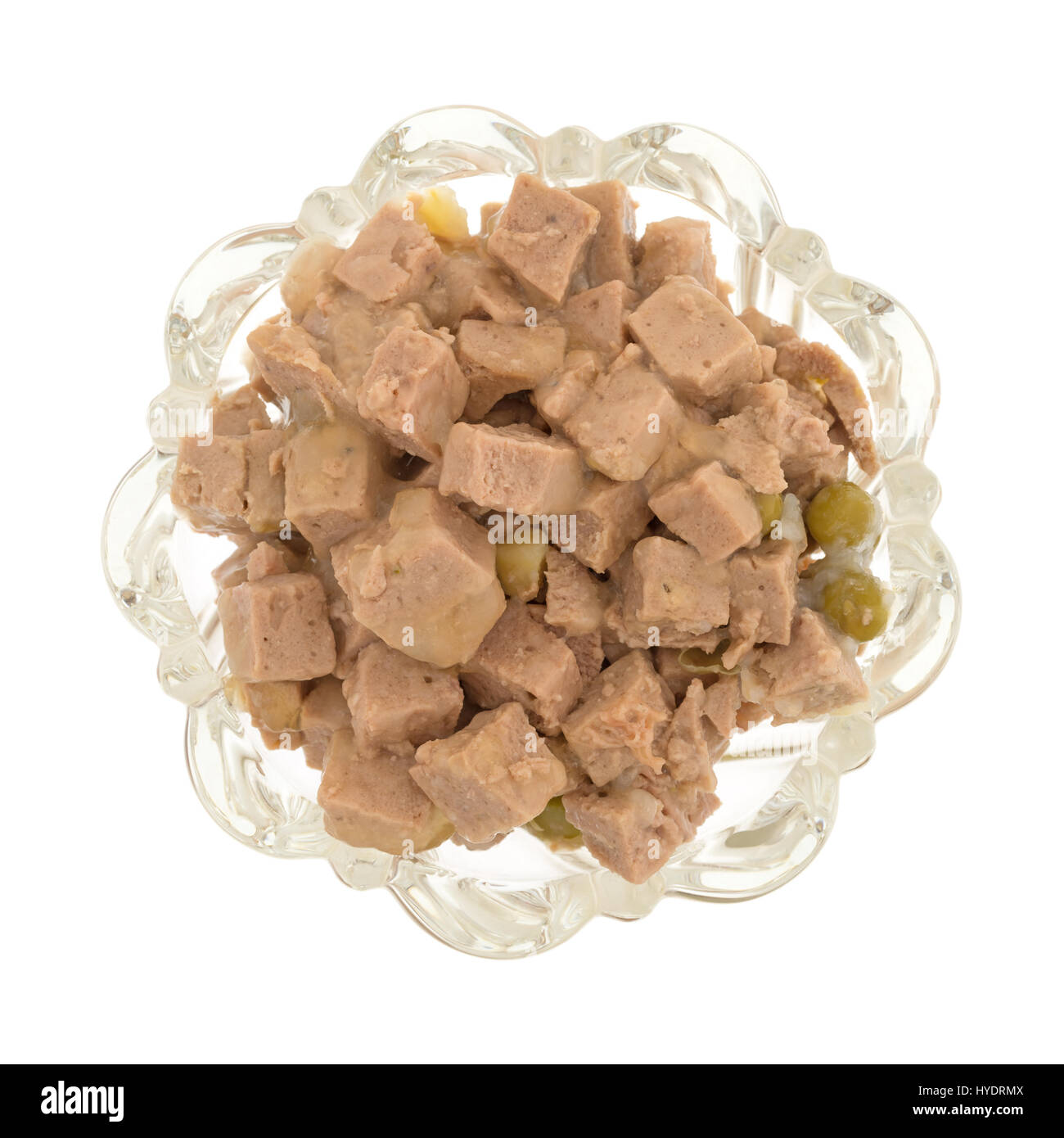 Vista dall'alto di una ciotola di vetro di agnello e anatra con verdure gourmet dog food isolato su uno sfondo bianco. Foto Stock