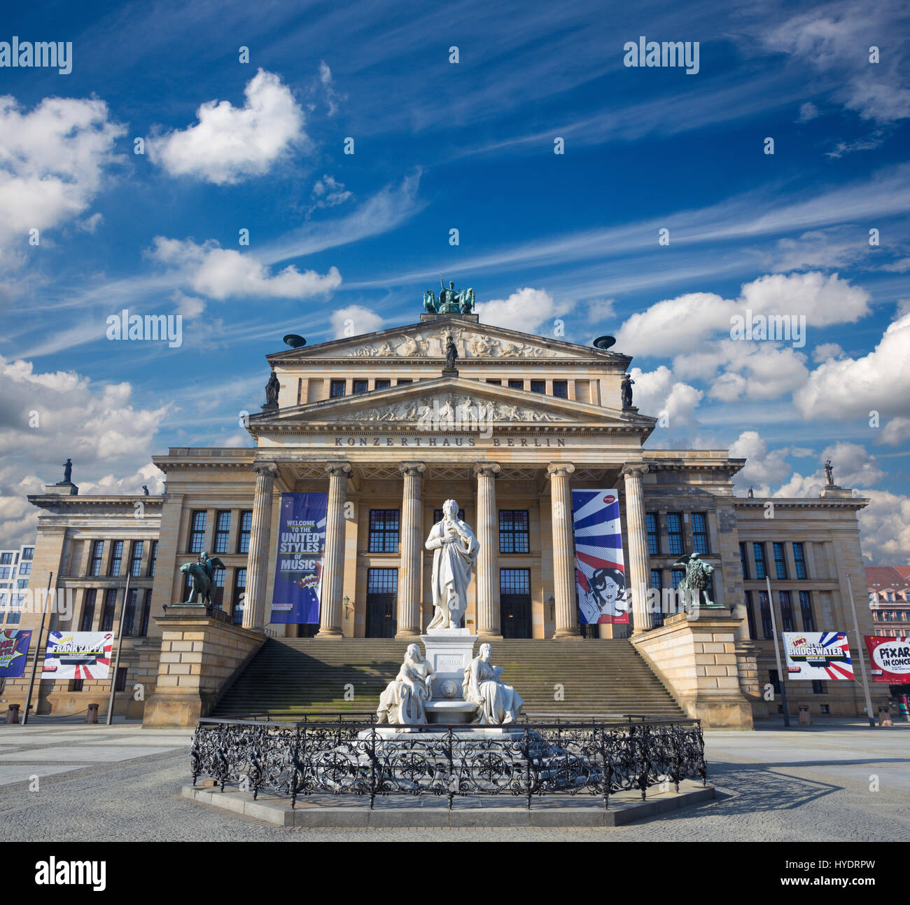 Berlino, Germania - Febbraio 13, 2017: la Konzerthaus di edificio e il memoriale di Friedrich Schiller piazza Gendarmenmarkt. Foto Stock