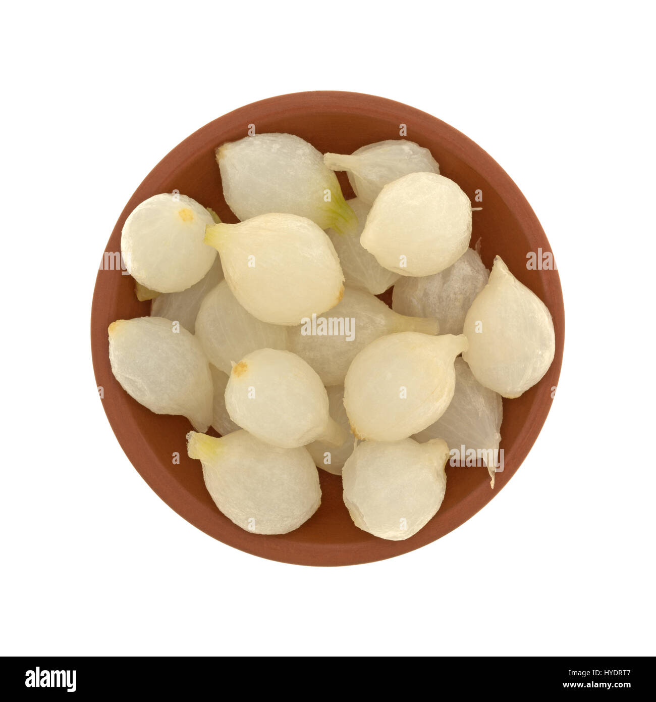 Vista dall'alto di una piccola ciotola di argilla riempita con cotte cipolline isolato su uno sfondo bianco. Foto Stock