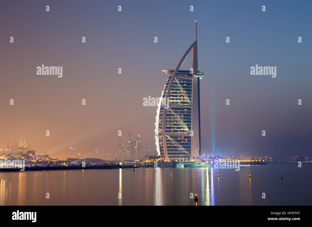 DUBAI, Emirati Arabi Uniti - 30 Marzo 2017: la skyline serale con il Burj Al Arab e Marina Towers in background. Foto Stock