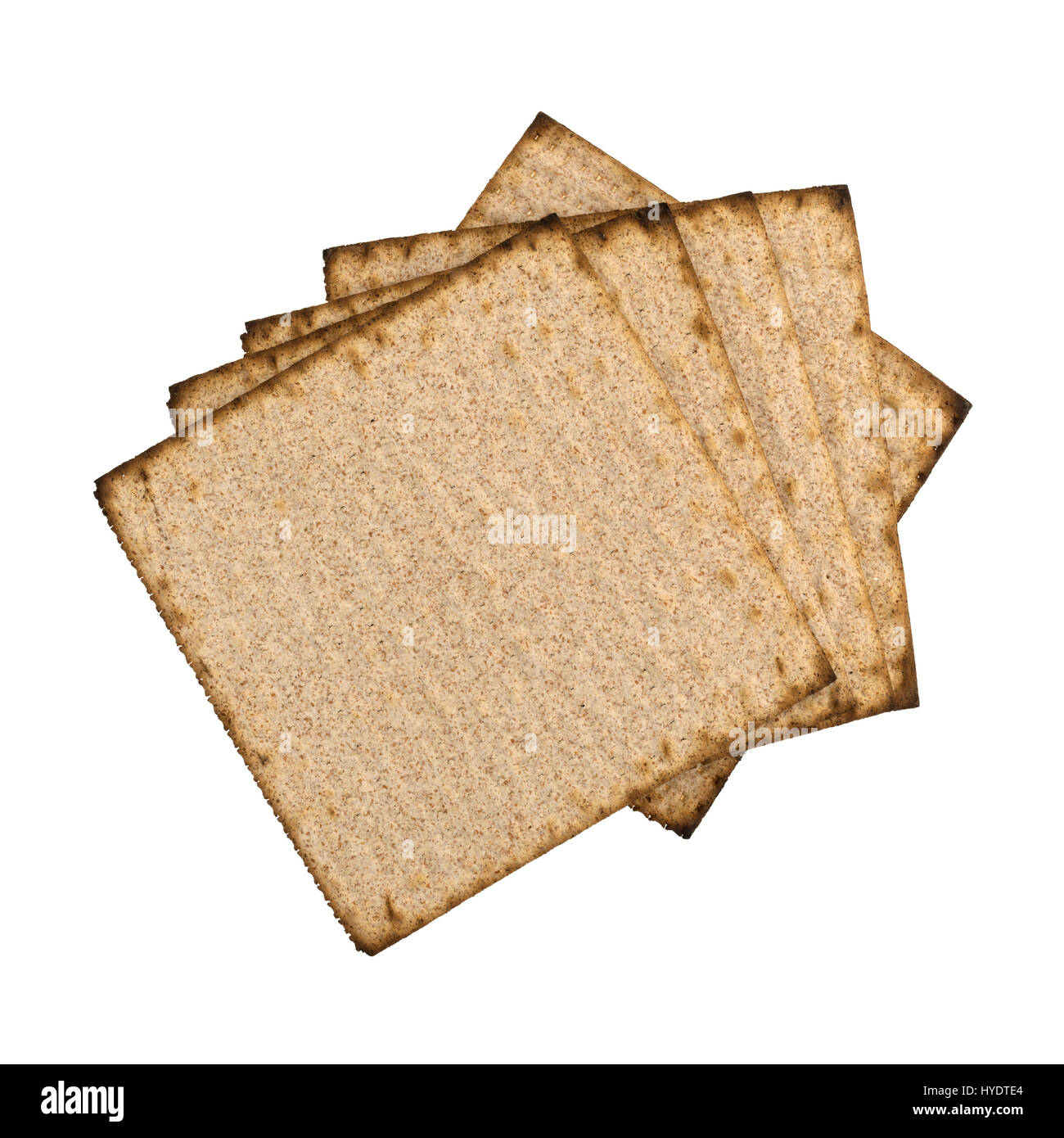 Vista superiore di più di tutto il grano cracker matzo isolato su uno sfondo bianco. Foto Stock