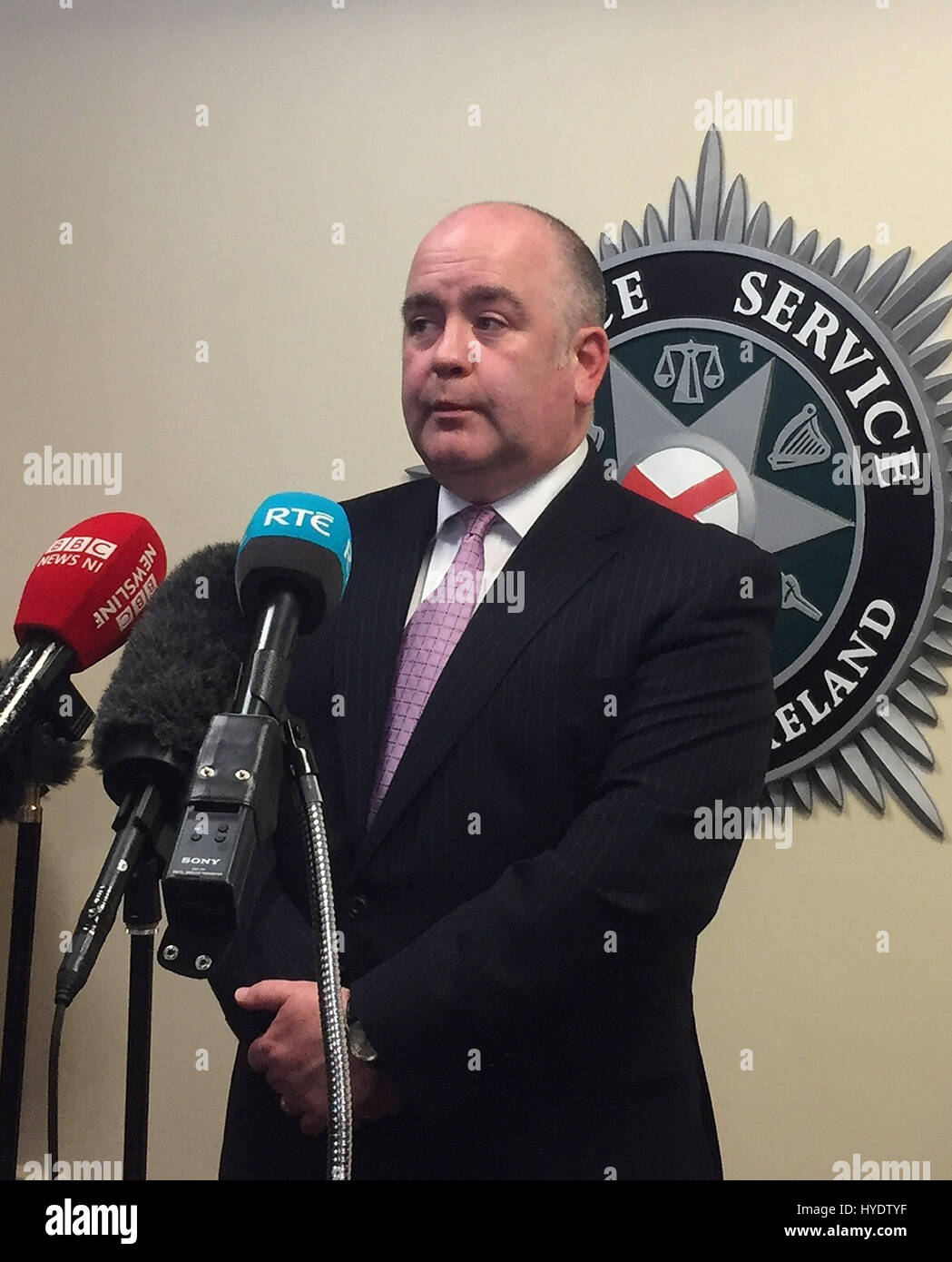 PSNI Detective Sovrintendente Capo George Clarke parla a PSNI HQ in Belfast, dopo Keith e Caroline Baker sono stati condannati a un totale di diciotto anni in prigione dopo aver abusato sessualmente un mentalmente disordinata di donna e terrà il suo prigioniero per sei anni. Foto Stock