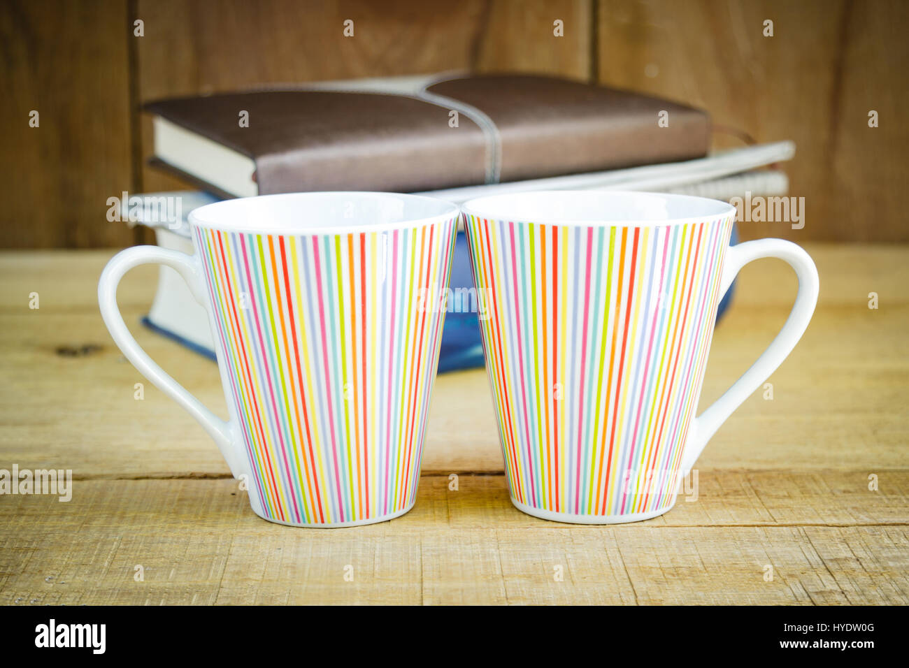 Caffè caldo e prenota relax tempo sul tavolo di legno con copia spazio. Vintage stile retrò. Foto Stock