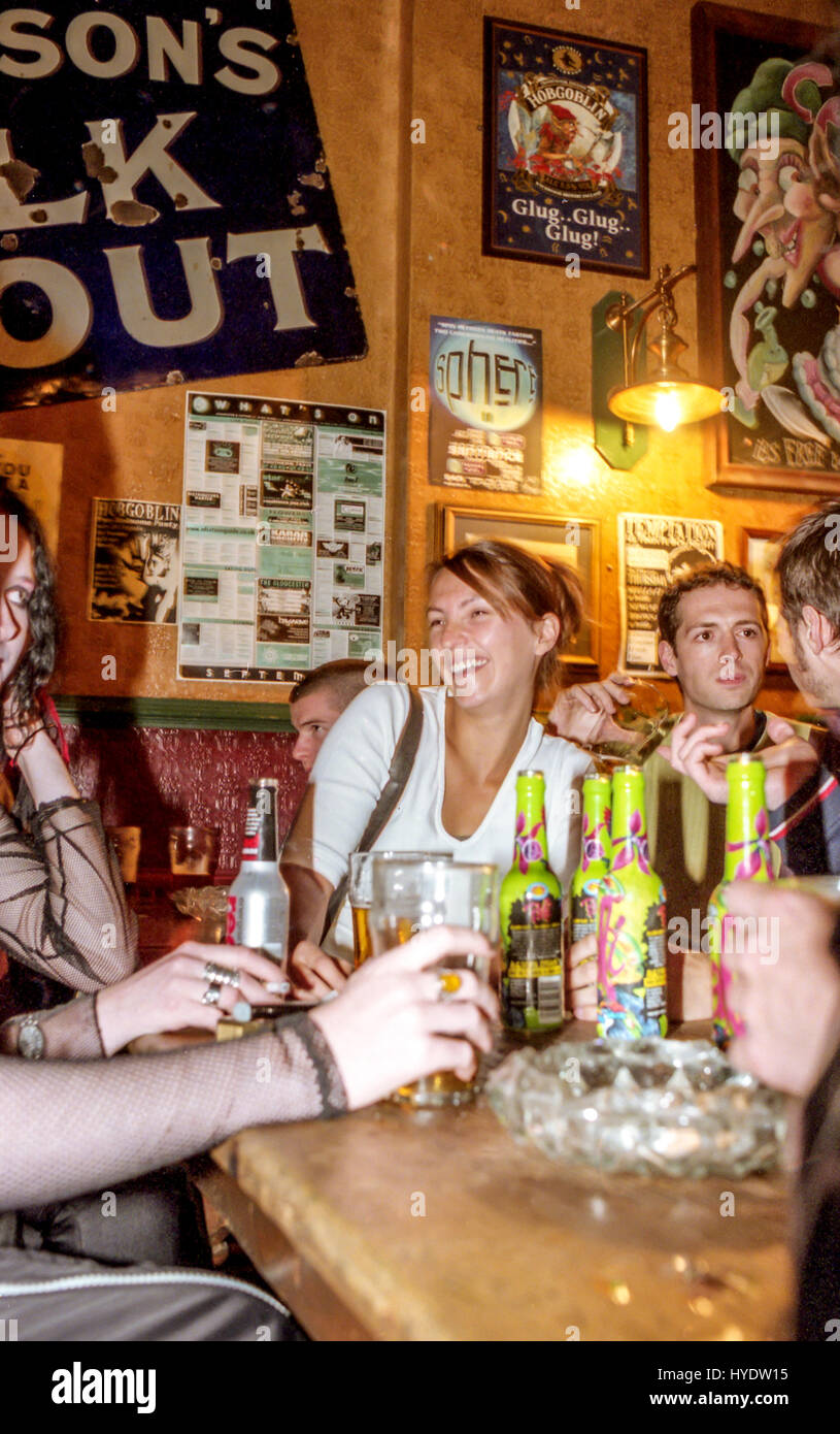 Gli studenti di università di Brighton godendo di una notte fuori all'Hobgoblin pub di Brighton. Foto Stock