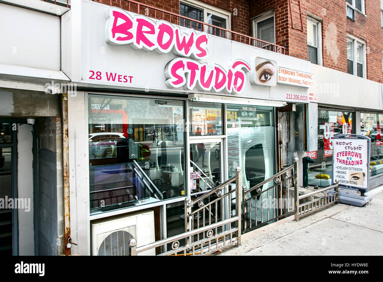 Un piccolo salone di bellezza su 14th street in Manhattan. Foto Stock