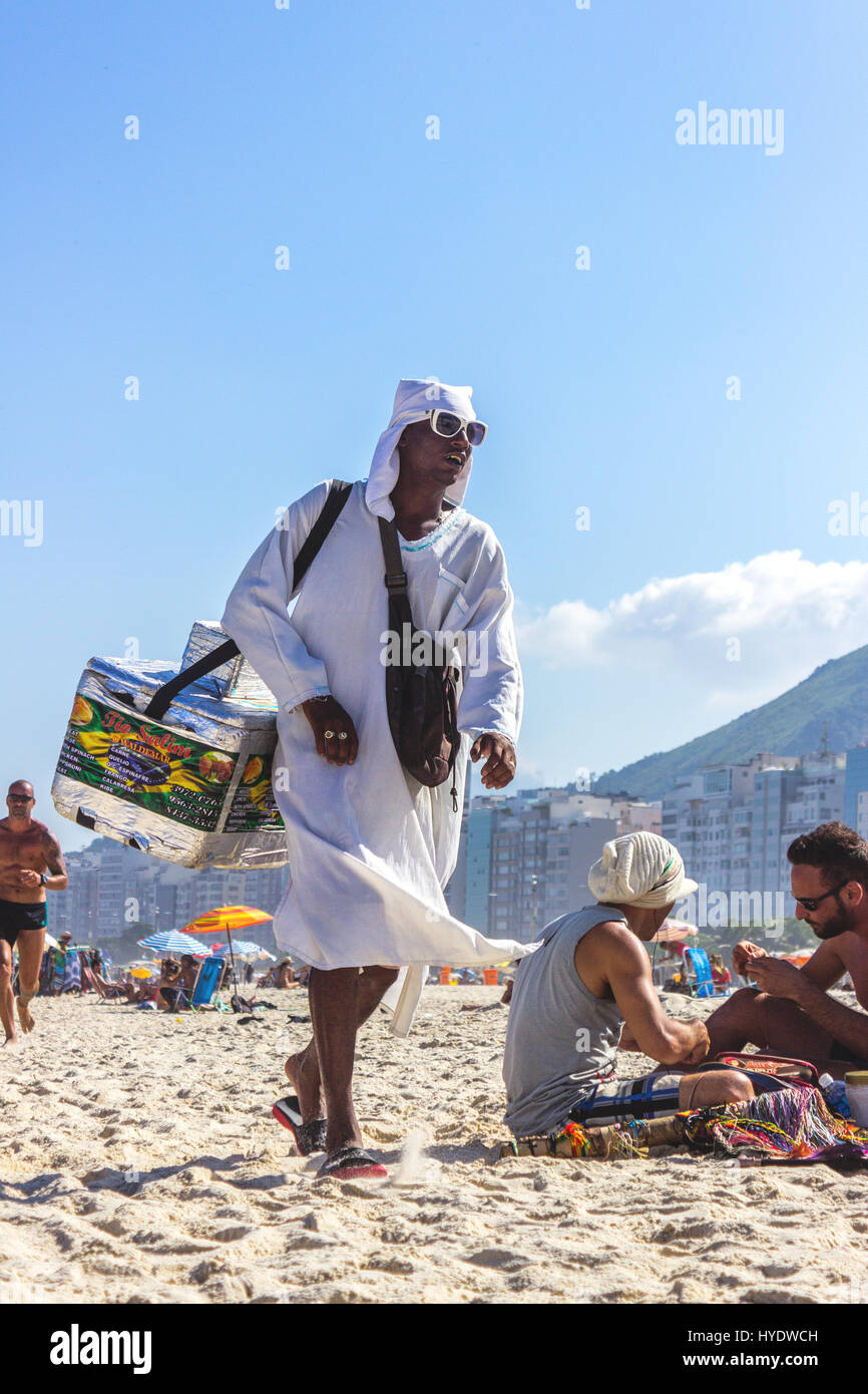 Il Brasile, Rio de Janeiro: uomo vendita di cibo arabo sulla spiaggia di Copacabana Foto Stock