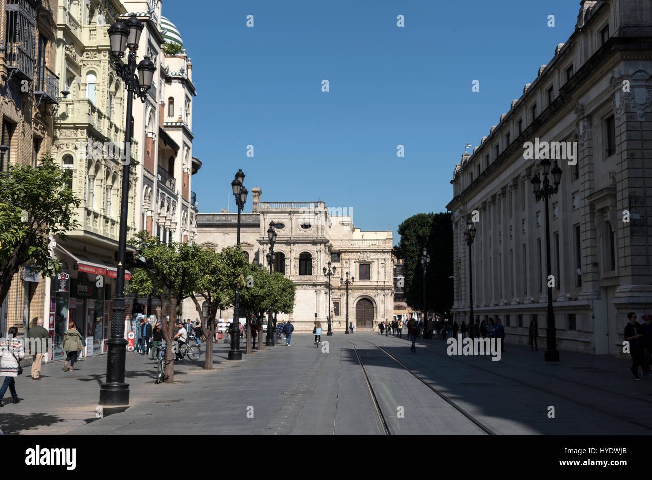 Avenida de la Constitucion (Constitution Avenue) è un ampio grande arteria foderato con ristoranti, grandi negozi, Cattedrale di Siviglia e altri Foto Stock