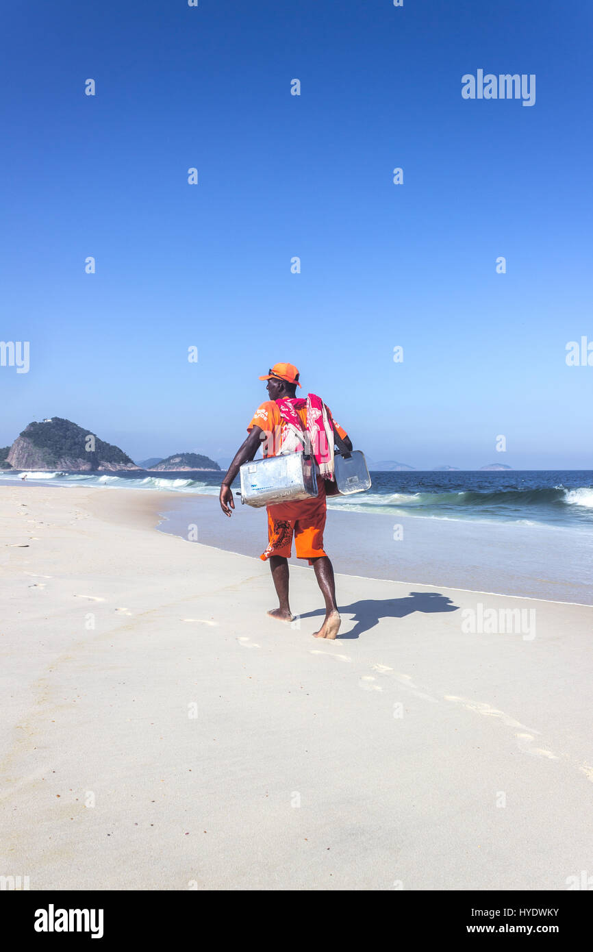 Il Brasile, Rio de Janeiro: uomo vendita mate tipici drink sulla spiaggia di Copacabana Foto Stock