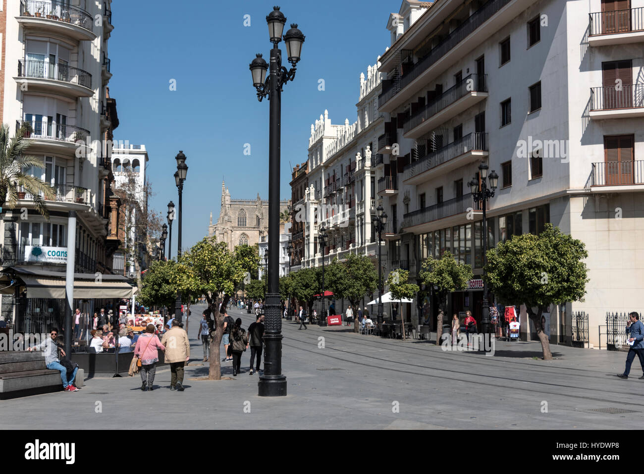 Avenida de la Constitucion (Constitution Avenue) è un ampio grande arteria foderato con ristoranti, grandi negozi, Cattedrale di Siviglia e altri Foto Stock