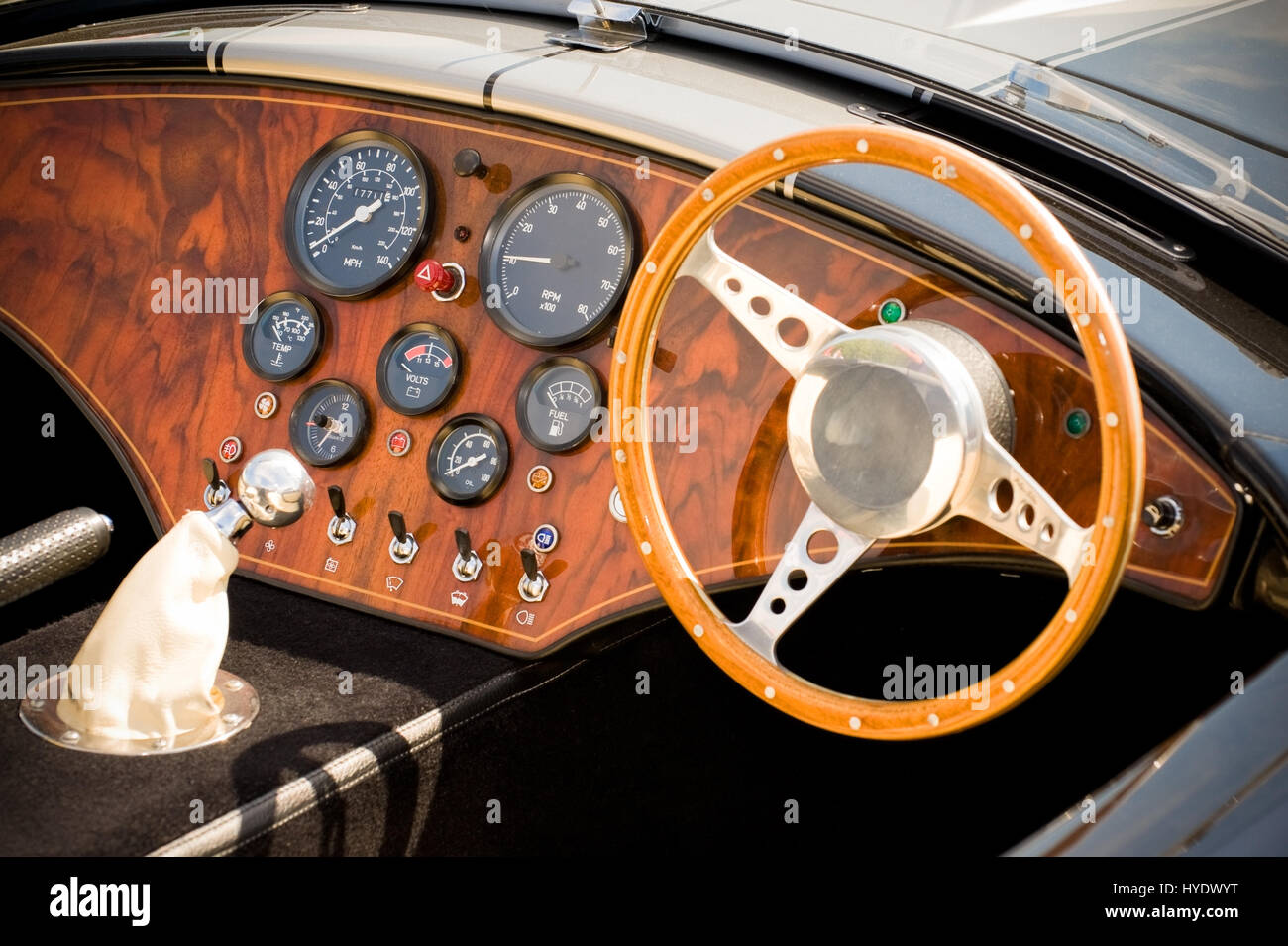 Interni e cruscotto dettaglio di un meravigliosamente restaurato retrò soft-top auto sportiva Foto Stock