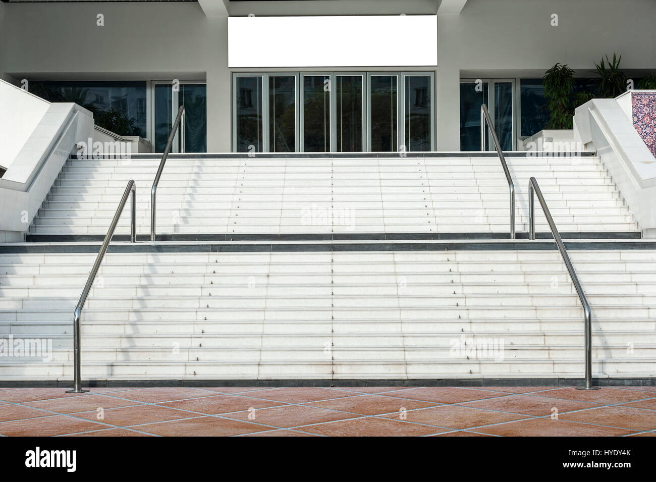 Scale nella città di Cannes di fronte palazzo dei festival Foto Stock