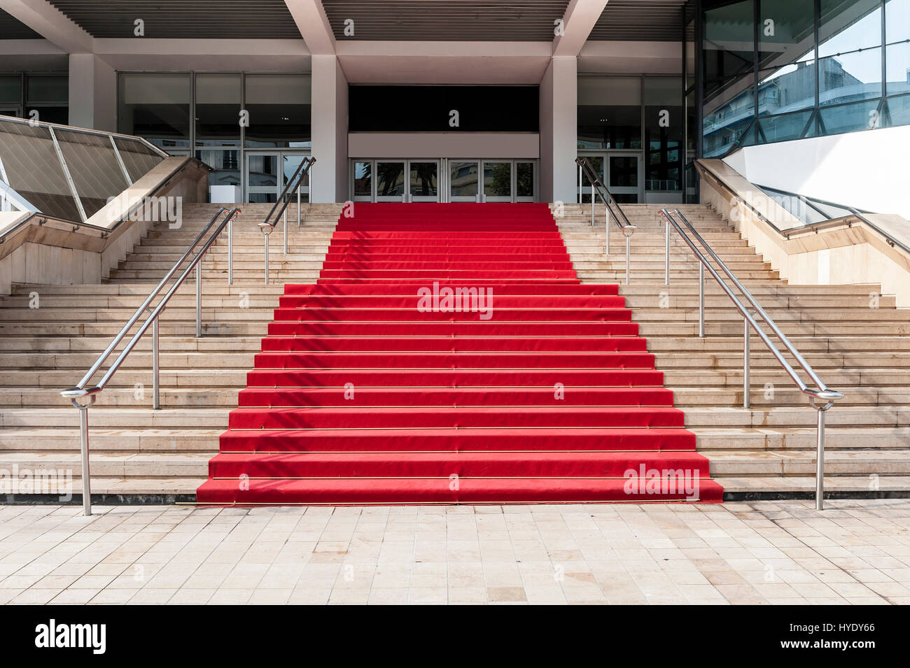 Tappeto rosso su scale nella città di Cannes Foto Stock