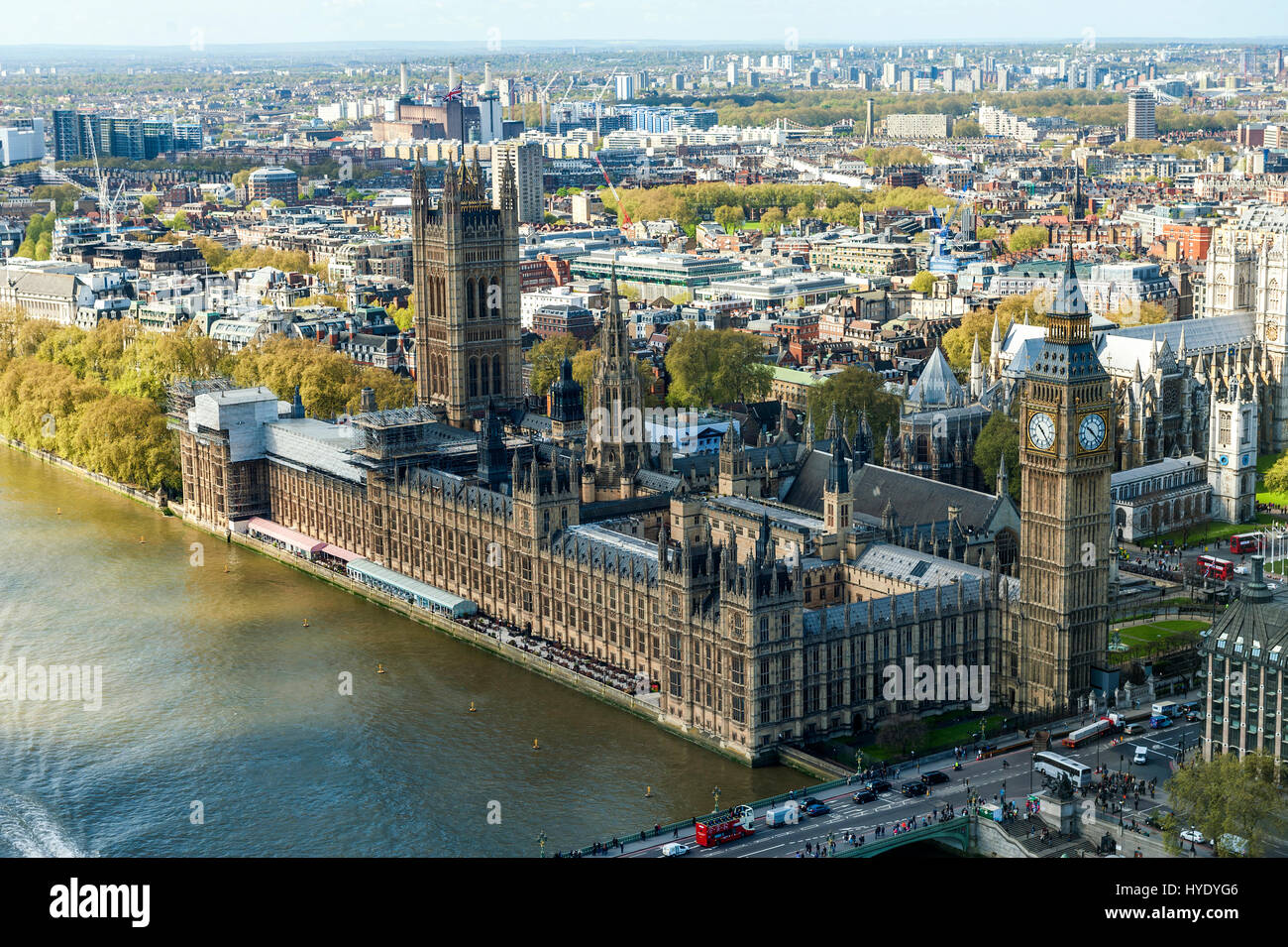 Vista della Casa del Parlamento con il Tamigi a Londra Foto Stock