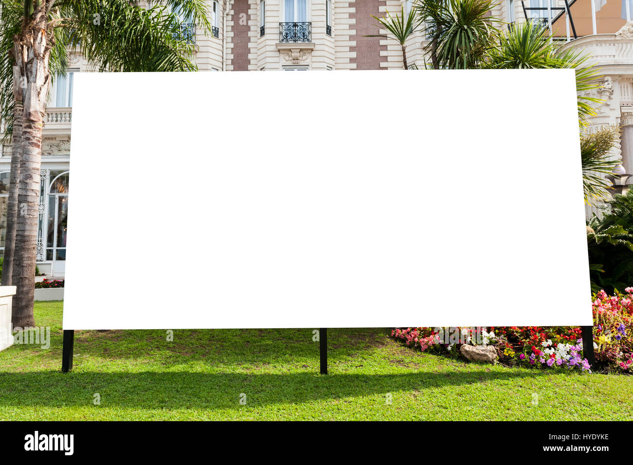 Tabellone bianco in un giardino con palace Foto Stock