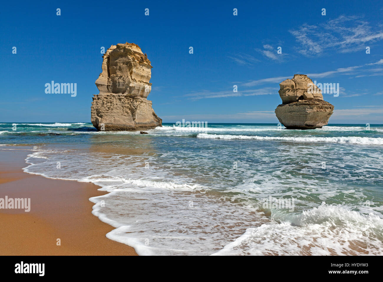 Pile di calcare off shore vicino il Gibsons passi, dodici apostoli, Great Ocean Road, Victoria, Australia Foto Stock
