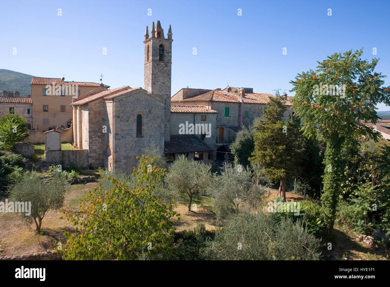 La chiesa di Santa Maria vista da bastioni, Monteriggioni, Toscana, Italia Foto Stock