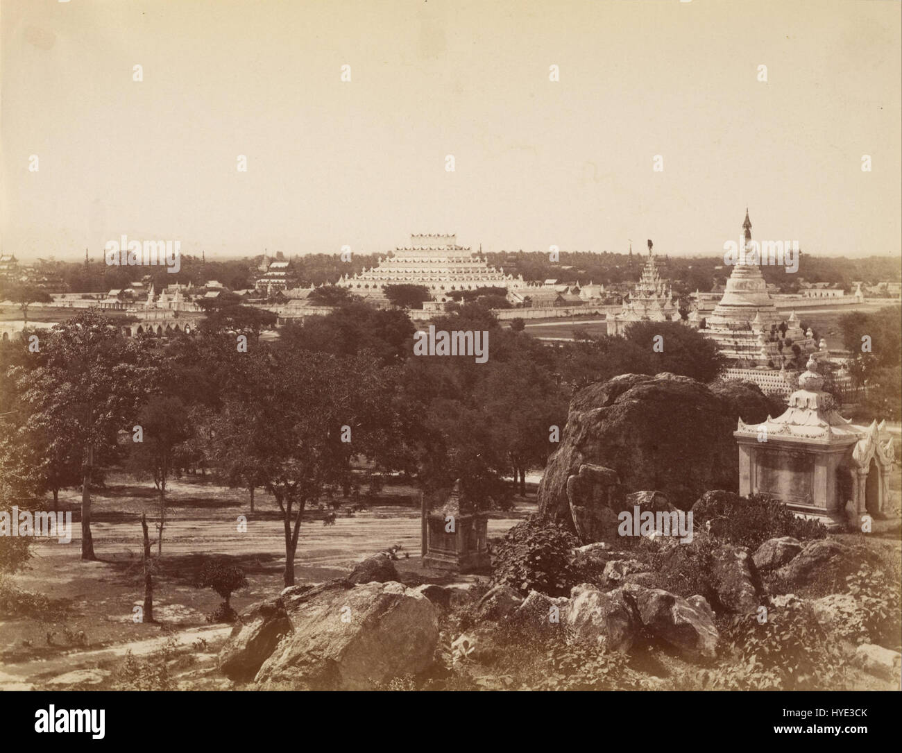 Felice Beato (British, nato in Italia la Pagoda di incomparabile da Mandalay Hill Google Art Project Foto Stock