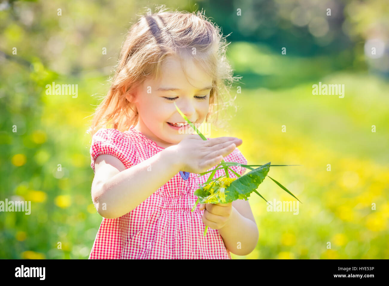 Felice bambina in primavera soleggiato parco Foto Stock