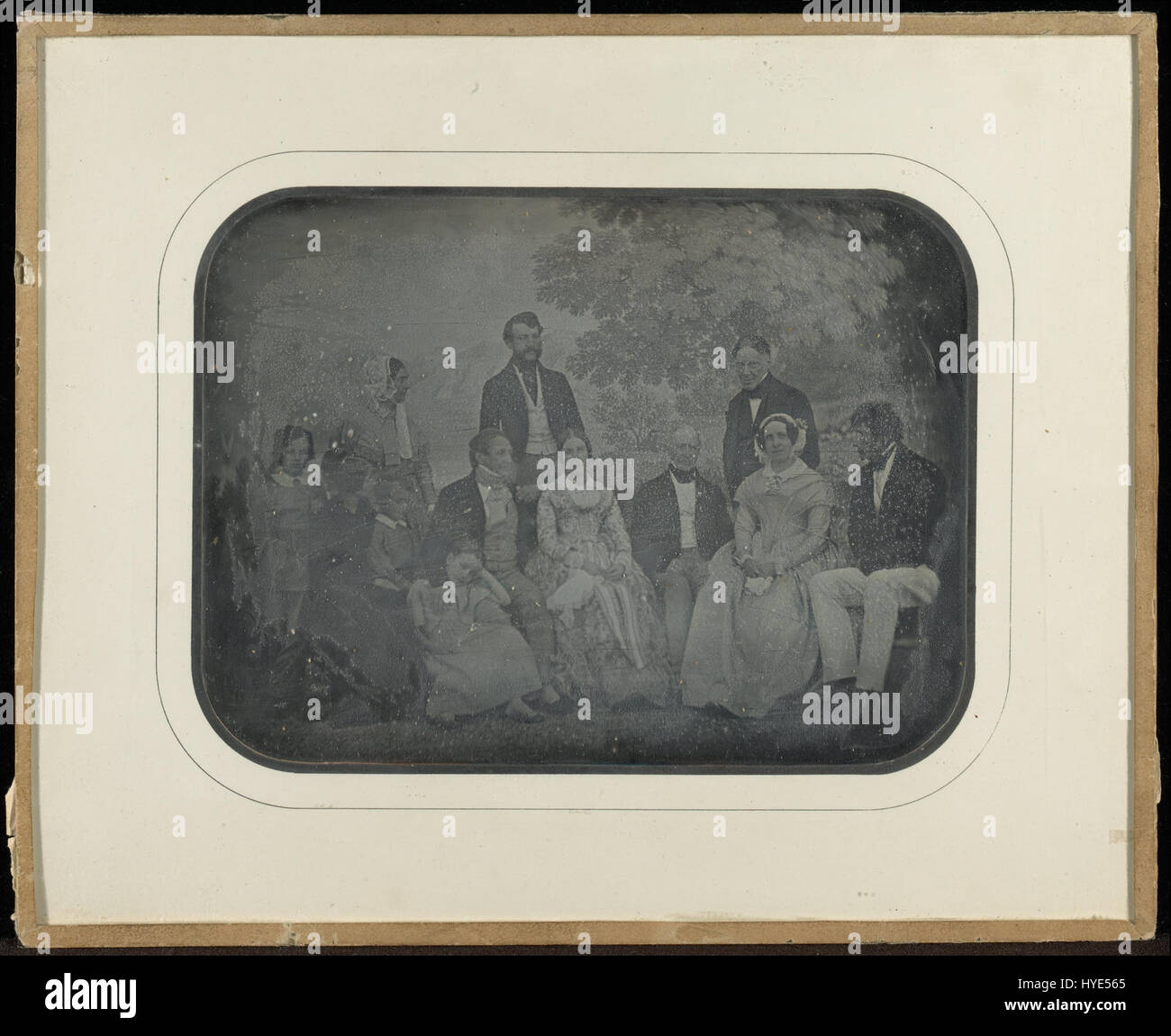 Questo ritratto di gruppo di Jean Gabriel Eynard presenta dodici membri del Circolo di Eynard Lullin, su uno sfondo arazzo riccamente dettagliato. L'artista svizzero cattura le personalità di queste figure intellettuali, sottolineando il loro status nella società. Foto Stock