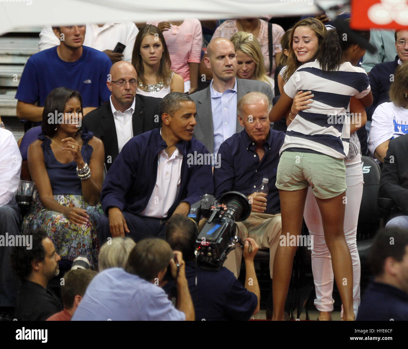 Washington D.C- Luglio 16 2012: il Presidente Barack Obama e la figlia Sasha e Michelle Obama e Joe Biden e con sua figlia in USA gioco di basket al Verizon Center di Washington, D.C. © mpi34/MediaPunch Inc. Foto Stock