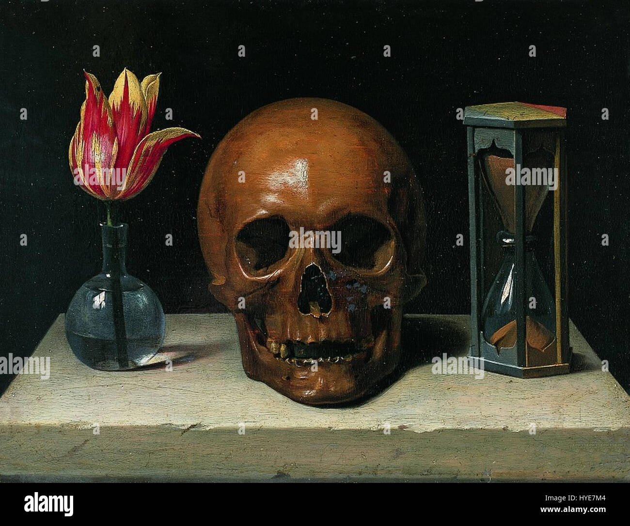 Un dipinto "natura morta con un teschio" spesso simboleggia la mortalità e la natura transitoria della vita. Queste opere mettono in risalto oggetti come i teschi, che sono stati utilizzati nell'arte per trasmettere temi di vita, morte e il passare del tempo. Foto Stock