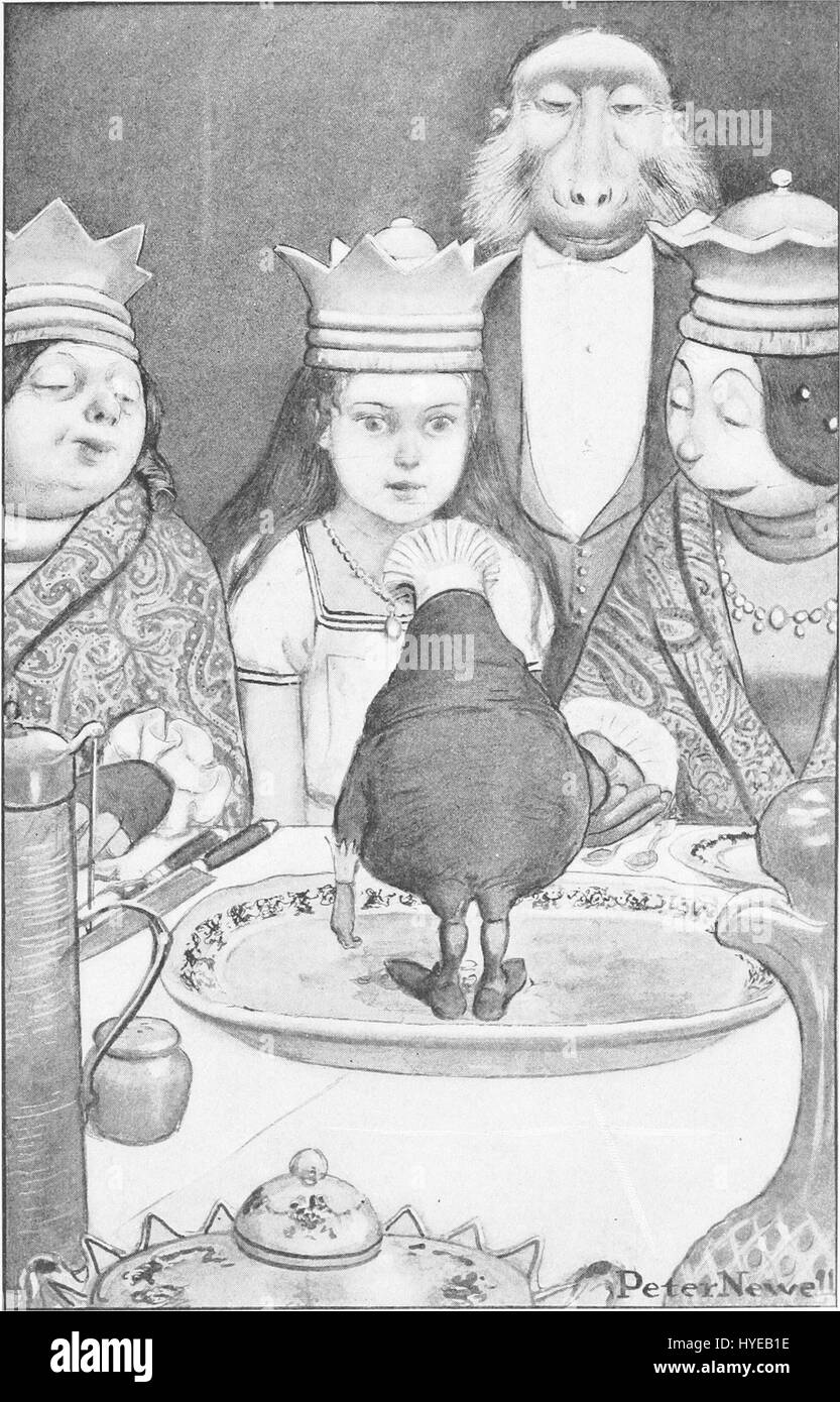 L'illustrazione di Peter Newell del 1902 tratta da "Through the Looking Glass" raffigura una scena stravagante del famoso lavoro di Lewis Carroll. L'illustrazione cattura lo spirito curioso e avventuroso di Alice mentre incontra personaggi fantastici e paesaggi surreali, realizzati con uno stile artistico dettagliato e fantasioso. Foto Stock