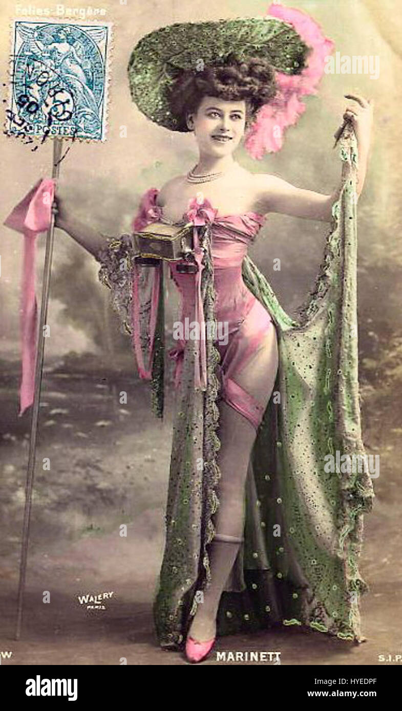 Il Follies Bergère era una famosa sala della musica parigina conosciuta per le sue stravaganti esibizioni e i costumi elaborati. Il "costume della scatola" si riferisce a un abbigliamento specifico indossato dagli artisti, combinando design artistico con stile teatrale. Simboleggia l'epoca glamour del cabaret francese tra la fine del XIX e l'inizio del XX secolo. Foto Stock