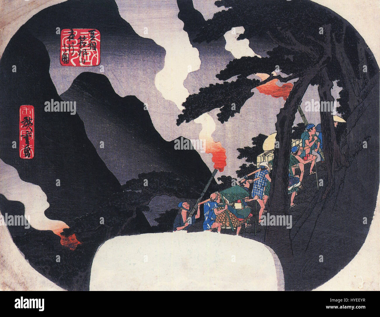 "Travellers on a Mountain Path at Night" di Hiroshige mostra due viaggiatori che viaggiano attraverso un sentiero di montagna, illuminato dalla luce della luna. Il pezzo esemplifica la tradizione ukiyo-e, catturando la natura e l'interazione umana con essa. Foto Stock