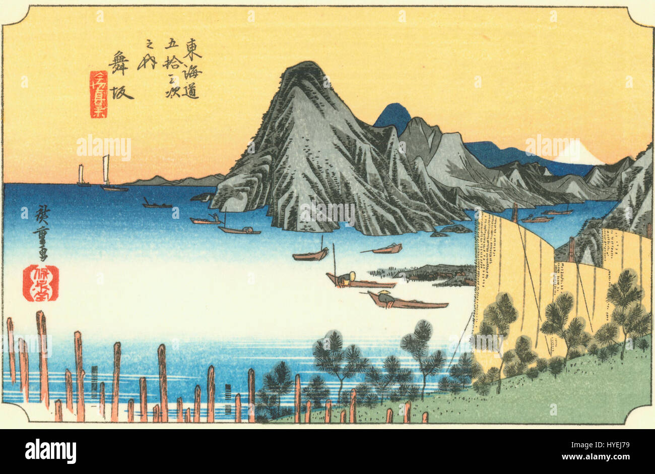La "Maisaka del 31" di Hiroshige fa parte della sua famosa serie "Tokaido", raffigurante il villaggio costiero di Maisaka in Giappone. La stampa a blocchi di legno cattura l'ambiente sereno e la bellezza paesaggistica della posizione. Foto Stock