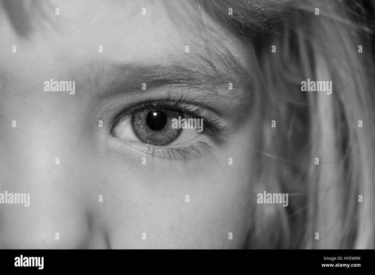 Bambina con gli occhi in bianco e nero Foto Stock