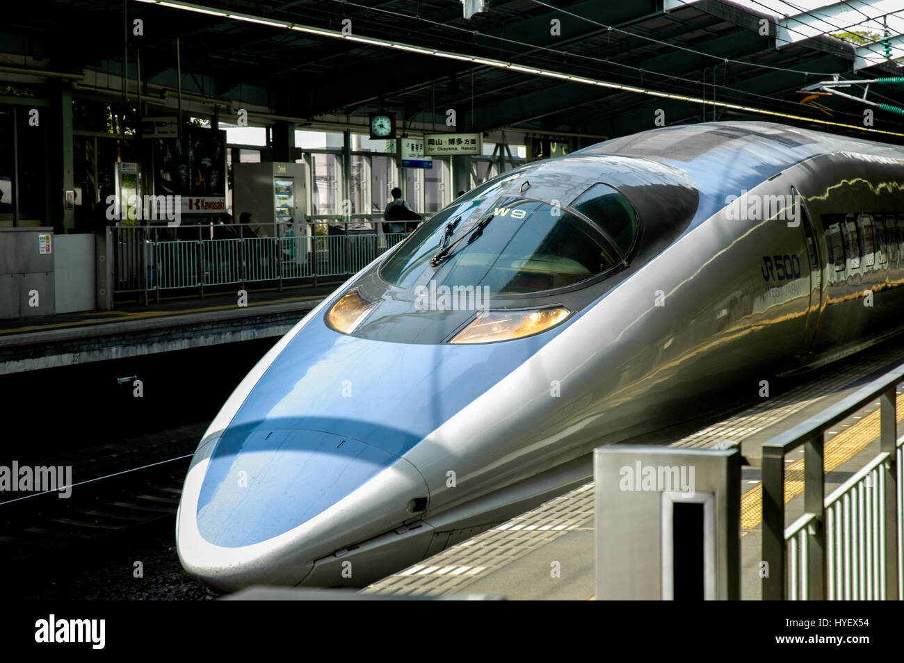 Jr500 il treno superveloce shinkansen arrivando a shin-kobe stazione. kobe. isola di Honshu. Giappone Foto Stock