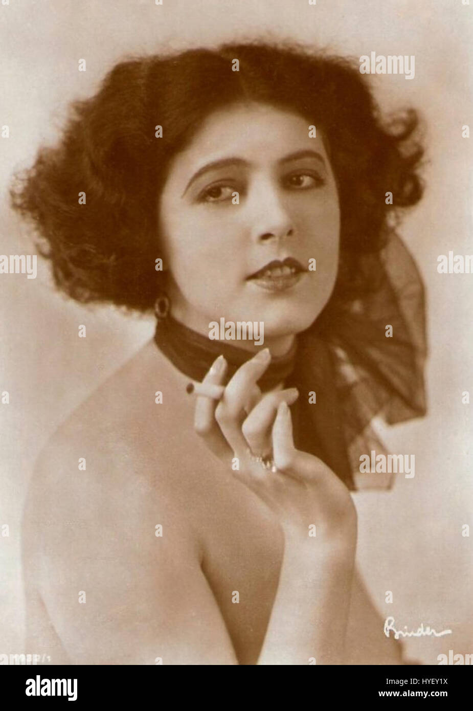 Questa fotografia di Marcella Albani, scattata da Alexander Binder tra il 1927 e il 1929, cattura l'attrice italiana durante la sua carriera all'inizio del XX secolo. Albani era nota per le sue interpretazioni in film muti e la sua popolarità durante l'era del cinema muto. Foto Stock