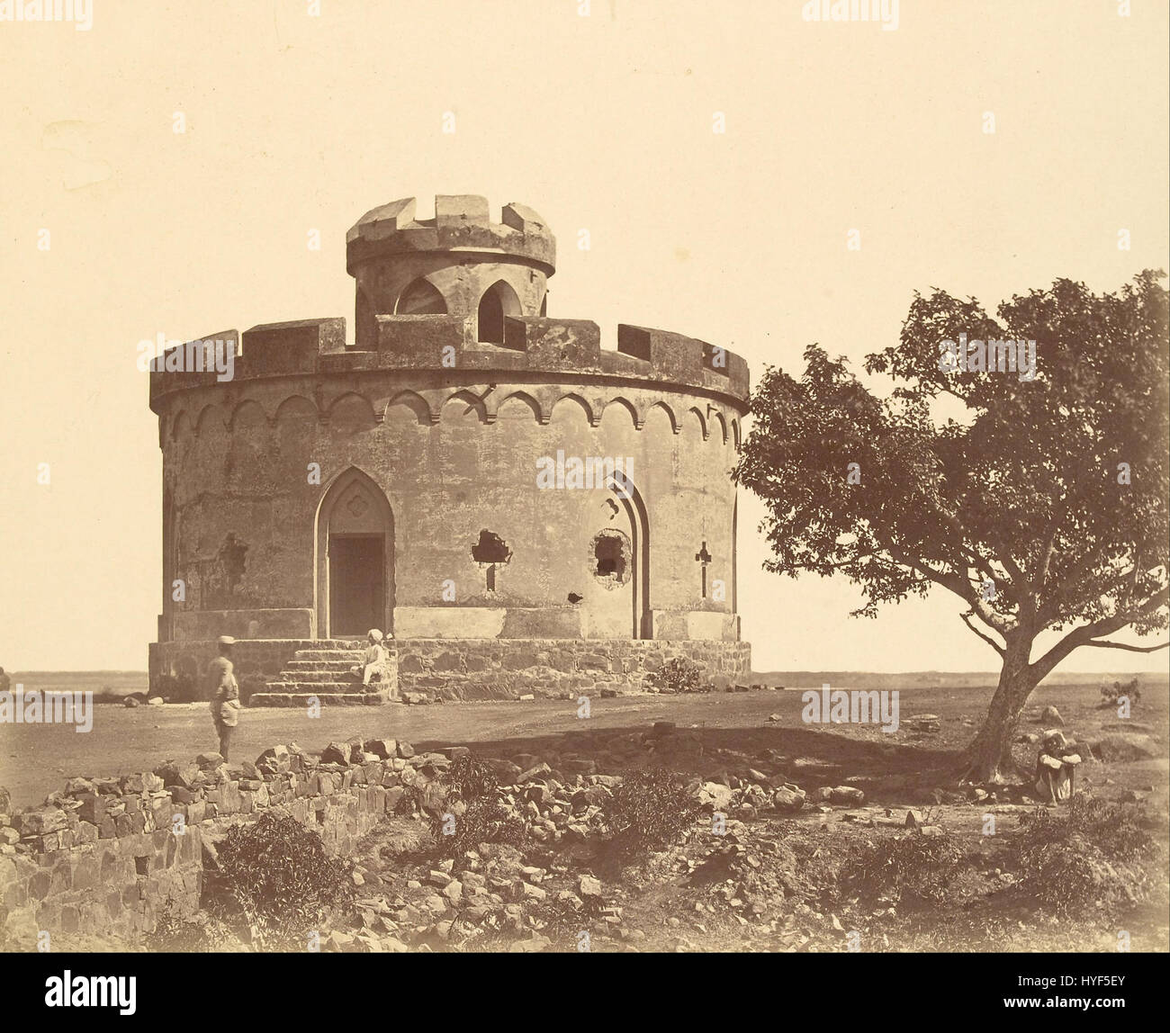 Felice Beato era un fotografo britannico di origini italiane, noto per le sue prime fotografie di guerra. La sua foto "Flag staff Battery" ha catturato un momento della seconda guerra dell'oppio in Cina, mostrando la vita militare e i conflitti storici. Foto Stock