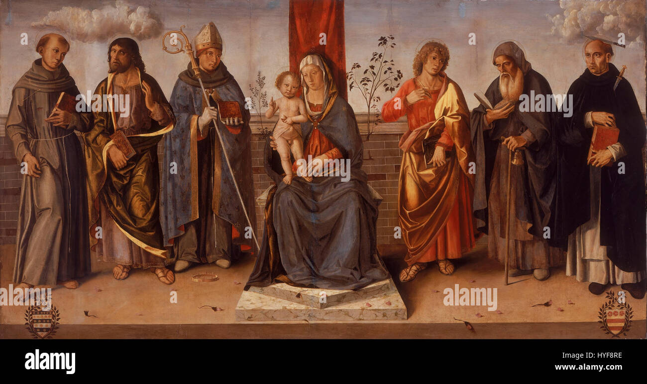 Quest'opera, attribuita allo studio di Marco Palmezzano, raffigura la Vergine col bambino circondata da santi, resa in tipico stile rinascimentale. Il dipinto mette in evidenza temi religiosi e l'uso della luce e della prospettiva. Foto Stock