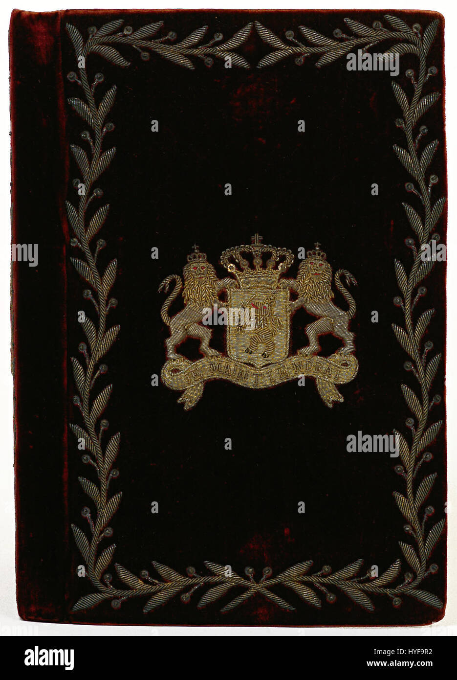 "Band van Rood Fluweel KONB12 345G1" è un pezzo di tessuto di grande impatto che presenta un ricco tessuto di velluto rosso. Questa opera d'arte esemplifica la maestria artigianale del design dei tessuti, con una tessitura intricata e materiali di lusso. Foto Stock