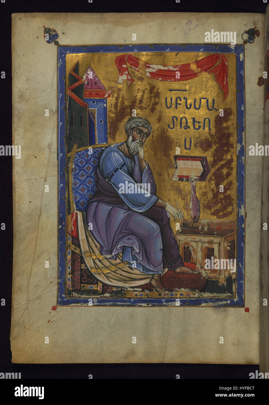 T'oros Roslin 'Evangelista Matthew Seated Dipping Pen in Inkwell' è un'illustrazione medievale armena manoscritta, raffigurante l'apostolo Matteo al lavoro. Il lavoro dettagliato riflette i temi artistici e religiosi del periodo. Foto Stock